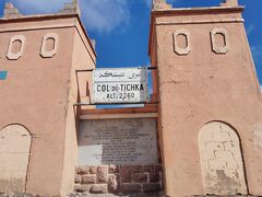 途中、ティシュカ峠（羊飼いの意）でバスが停まりました。
標高 2,260mの最高地点です。
ここは、とても風が強かった！
