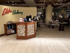 今晩の夕食を調達です。
フードランドで、ポケを買って、リリハベーカリーでチキンをtakeoutしました。
ここのチキンが柔らかくて、前回からすっかり虜(#^.^#)
インターナショナルマーケットにもリリハベーカリー出店しているので、そちらでも買えます。