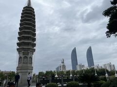 南普陀寺へ。
万寿塔、ナイフのようなビルがバックに。
