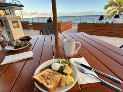 ラウンジからの今日の朝ごはん
フレンチトーストとポーチギーソーセージ
フルーツは残念なことにパイナップル以外は甘くないです(T_T)