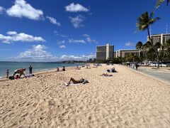 ここのビーチは人が少なく静かで波も穏やかで好きです。
ここで、日焼けしたい夫を置いて、私は散歩に出かけます。