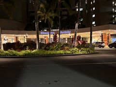 夜はビーチ沿いのホテルをブラブラします。
本当はシェラトンが良いけどね、と言いながら未練タラタラで2年連続、ここにやって来る
