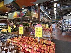 ホールフーズ
久しぶりに来たら、すごく小さく感じました。ワイキキ店の方が良いです。
