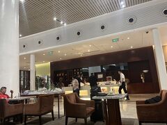 厦門空港のラウンジで晩御飯。