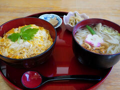 その先に、『比内地鶏 半熟とろとろ 親子丼』と言う垂れ幕の掛かる食事処を見つけた。ちょうど昼時なので、そこでお昼を食べることにする。注文したのは、親子丼に稲庭うどんが付いたもの。親子丼は、とても美味しかったのだが、稲庭うどんの量が多く、食べ切るのに苦労した。比内地鶏の串焼きも美味しそうだったのだが、さすがにこれ以上は入らない。