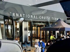 11:30、【東京国際クルーズターミナル】到着。
時間指定された乗船客が集まっている。