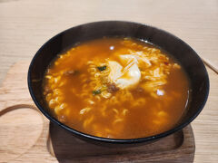 昼飯も食べず　うろうろ
流石に　お腹が減ったので、セントラルのフードコートで食事
ラーメン注文したら、　辛くて有名な　辛ラーメンでした。