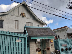 プラトン装飾美術館（イタリア館）
　神戸北野の異人館の１つです。
　大正の初期に建てられた歴史的伝統建造物です。
　イタリアを中心としたヨーロッパの18～19世紀の家具調度品、
　絵画彫刻等が展示されています。