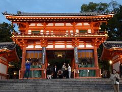 八坂神社　西楼門
八坂神社最古の建物。応仁の乱で焼失し、1497年に再建されました。重文
ライトアップされていて華やかです。