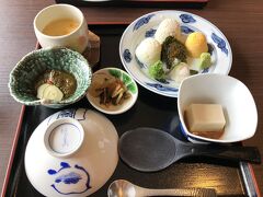 親友と８年ぶりの再会。皆美の鯛茶です。鯛めし御前「福」２５００円+税也。写真に写っていませんがカレイの煎餅揚げもついています。
