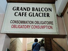 さて人混みをかき分け、やってきたのがここ、広場沿いにあるカフェです。
２階に上がっていきます。