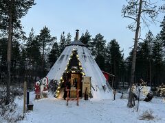 早速外で雪遊びがしたい娘と、まず向かったのはこのお店。開店前でしたが、外で遊んでいたら早めに入れてくれました。