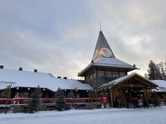 サンタオフィスの周りを散策。お土産をこの日のうちに買っておこうと、物色しました。