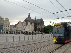 トラム6系統に乗ること数分、Neuer Markt到着。旧市街の中心部で、奥には聖マリエン教会が見えています。