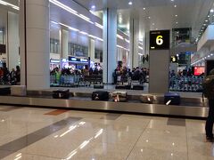 ノイバイ空港に到着！
無事に荷物をピックして、両替所を探します