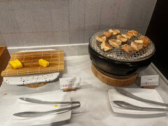 楽しみにしていたラウンジでの朝食です。

焼き魚と卵焼き

焼き魚も、焼き網の上に置かれているとさらに美味しそうに見えます。
