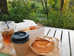 ナヤカフェでパンプキンパイを食べるました。
ガーデンを眺めながらテラスでお茶する時間も至福ですね。