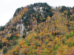 午前10時ごろ層雲峡温泉を出発し、大雪国道を通って、滝上町へ向かいました。
国道ですが両側を山に挟まれたような一本道で信号もほとんどなく、目に入る山の紅葉が美しく車を運転していても贅沢な気分になりました。