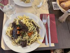 12:30 ツアーについていたお昼ごはん！！
この写真は牛頰肉の赤ワイン煮込み。この前にキッシュも出たよ！とってもおいしかった。
せっかくなので5€を払い白ワインを注文。人生でほぼサイゼリヤのワインしか飲んだことがなかったので本場の飲みやすさに感激！！！