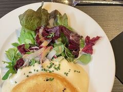 19:30 バスに乗ってモンサンミッシェル地区へ。
着いてすぐにツアーについてたモンサンミッシェル名物のスフレオムレツを食べました！
味ないって聞いてたけど充分おいしかった。

あとはホテルに帰って寝ました！（ホテルの写真撮り忘れたけど綺麗and広くて最高！）

翌日は朝からモンサンミッシェルにいきました～続きは②をご覧ください✨