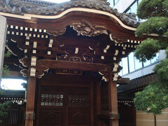 散策再開。
天龍寺というお寺の門が立派だったのでちょっと見ていきます。
天龍寺の前身は遠江国にあった法泉寺とされ、徳川家康の側室、西郷局（於愛の方）の父、戸塚忠春の菩提寺だったそうです。西郷局が後に江戸幕府第2代将軍となる徳川秀忠を産んだことから、家康の江戸入府に際し遠江国から現在の牛込納戸町・細工町付近に移されました。天龍寺という名は、法泉寺の近くを流れていた天竜川に由来するそうです。