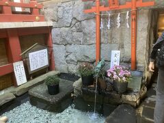 神社の下から湧いている神様の水をいただきます。
このために空の水筒を持って来た。
山登りの水分補給にちょうどいい。