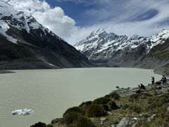 マウントクックからフッカー氷河湖に向かって、氷河が連なっている様子が見えます