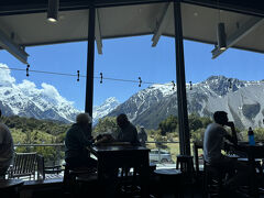 レストランの大きなガラス越しに、マウントクックがよく見えました