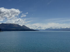 テカポ湖からバスでマウントクックへ
途中、プカキ湖畔の駐車場・展望スポットでトイレ休憩