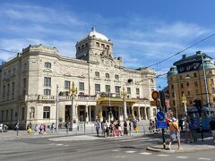 海沿いの大通りに出ました。どっしり構えるのは王立ドラマ劇場。