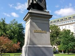 ベルツェリー公園に建つのはスウェーデンの化学者ベルセリウスの像。アルファベットを使った元素記号の考案者だそうで、知りませんでした。