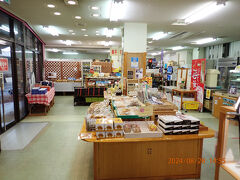 風の影響も雨の影響も受けない観光地「道の駅・ふれあいパーク大月」の内部です。まあ、お土産探しでちょっと一息というところです。