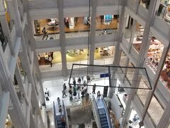 ローゼンボー城を出て南へ。有名な繁華街ストロイエに面したショッピングモールILLUM。