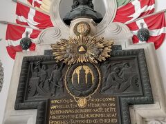 「コペンハーゲン市民は、先人の勇気と団結を記念してこの碑を建立する」