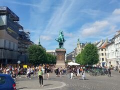クリスチャンスボー城のすぐ北側、ホイブロ広場に建つのはデンマークの大司教アブサロンの騎馬像。司教が騎馬？？と思ったら軍事遠征していたことがあるそうですね。