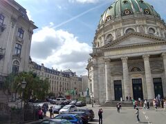 フレデリクス教会を車内から。
このあと人魚姫のあたりでバスを降りて、クルーズターミナルへ向かうシャトルにお乗り換え。「MSC？Costa？」「MSC！」「OK！」