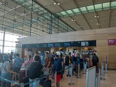 明けて8月5日。8:50にホテルをチェックアウトして9:10にエーゲ航空のチェックインカウンターに着いてみれば、ご覧の通りの行列。一番右のカウンターはビジネスクラスとスターアライアンスゴールド向け。すみませんゴールドの力を使わせていただきました。