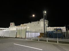 横須賀港には余裕を持って到着。近辺には福岡からきた、送る荷物を運ぶトラックが行き交う。待合所にはコンセントもあり時間は潰せる。