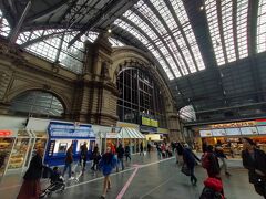 フランクフルト中央駅の中です。
昨夜はこの中にある売店で水や ビールを買いましたがお水が高かったです。やはり スペインより ドイツの方が物価が高いんですね。