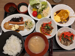 さあ、朝食チャレンジです！
牛丼、ぼっかけ丼、オムレツ、サラダ、ソーセージ、ビーフン、牛カツ、お漬物、小鉢（温泉卵、もずく）のスターティングメンバ―です。
ちょっと欲張り過ぎたかも。。。