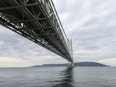 明石海峡大橋は最大支間長は1911ｍで、世界第２位です。
建設当時は世界第１位でしたが、トルコのチャナッカレ橋に抜かれちゃいました。
３径間で、主塔と主塔の間の距離は1911ｍです。
地上部のアンカレイジ（まあ橋台と思えばＯＫ）から主塔までの距離は960ｍです。