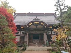 瑞鳳殿に行く途中にある瑞鳳寺へ
仙台伊達家の菩提寺(香華院)だった歴史ある寺
中は紅葉か綺麗です
ここよったらバス逃してしまい一本遅れで昼間の仙台城へ
