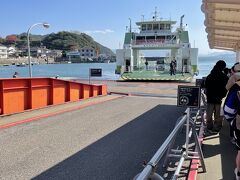12時発のフェリーに乗ります。小さいけど車の乗れますよ！