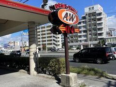 午後から相方の希望でカヌー体験したいとのことで、目的地に向かいながらお昼にしました。相方は初めての沖縄だったので、定番のハンバーガーをいただこうとA &Wへ。