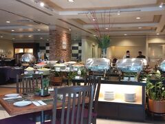 さぁ、コタキナバル観光も今日が最終。最後は
[ポーリング温泉＆キャノピーウォーク＆デサ酪農場＆ソソディコンの丘訪問プラン] 
という内容盛りだくさんの、日帰りクンダサン観光。
今回もkkdayで事前に予約。
1人分の料金で2名参加OKというセール期間中に予約したので、お得に参加できました。
ただし、こちらも前日同様英語ガイドとなります。(\4300/人:割引後)

ということでまずは腹ごしらえ。
朝イチですが、卵担当もスタンバっており、ある程度は揃ってました。

支度後、ロビーでまっていると車でお迎え到着。
その後もう１つホテルを周ってカップルを乗せて出発。
カップルは台湾から来た若い夫婦で、奥様がトーク担当。
旦那さんは英語が話せないようで、私達はもちろん、ガイド共一切しゃべりませんでした。