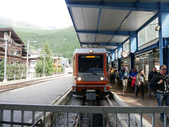 帰りの電車の中でIさんとおしゃべり。
するとIさんがツェルマットの旧市街に行ってみたいけど場所がよくわからないらしい。
朝散歩したあそこだなぁ～と分かったのでご案内することに。
が、駅について歩いているといつも入れている場所にスマホがない！
真っ青になって探したら…いつもと違う場所に入れていただけだった。
めっちゃ焦った。
旅行中はスマホ無くなったら詰むわ。