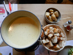 で、メインはチーズフォンデュ。
ちなみにこちらの注文は2人前～。
3人だけどあまり食欲がないというIさんに合わせて2人前に。
あっさりめのチーズフォンデュでツアーの食事で出たラクレットはイマイチだったというIさんも美味しいと言ってくれてよかった。
量も2人前で十分。
途中でチーズが煮詰まったことに気づいたお店の人がキッチンにお鍋を持って行って伸ばしてくれた。
ジャガイモは小さめサイズ。
とはいえ結構なボリュームで頑張って食べきった！と思ったらすかさずお代わりを持ってこられて3人とも目が点(+_+)。
食べたけどね。
お会計は飲み物＆チップも込みで1人35CHF。
ちなみに食事している間に日本人ツアーの団体さんもご来店。