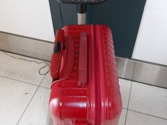 いまだかつてない軽量。しかも、基本ボロボロの服を着て、現地で捨てながらの旅なので、帰国時はもっと軽くなる（実際にはお土産でスペースうまるけど）。このあと少しだけ不足しそうなドルを調達しに両替したのだけれど、12ドルが1,900円ちょいだった。なんてことよ。