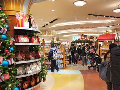 再びのディズニーストア。


お昼に来た時よりは人も少なくなっています。