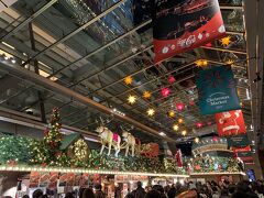 クリスマスマーケットも定番です。
赤いサンタクロースを発案したコカコーラの協賛です。